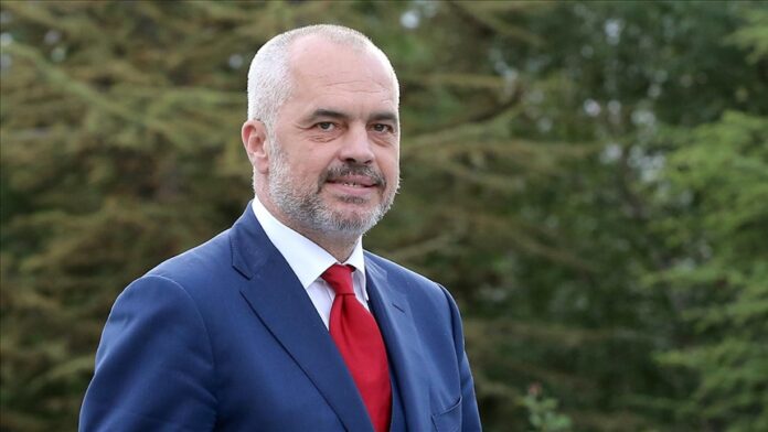 Kryeministri i Shqipërisë, Edi Rama, ka shpërndarë videon e gazetarit Berat Buzhala, i cili ka komentuar përplasjen e ashpër të avokatit Ben Emmersonit dhe dëshmitarit Fred Abrahamsit në seancën e djeshme në Hagë.