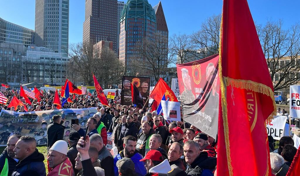 Të gjithë Shqiptaret e Zvicrës drejtë Hagës Protesta vazhdon në Hage