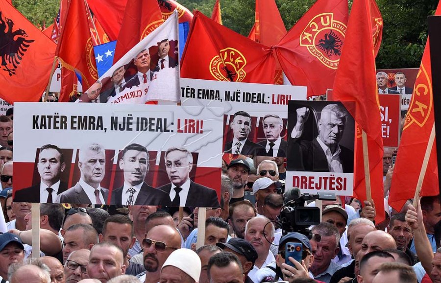 Dridhet Haga nga mijëra shqiptarë që po protestojnë për mbrojtjen e vlerave të luftës çlirimtare