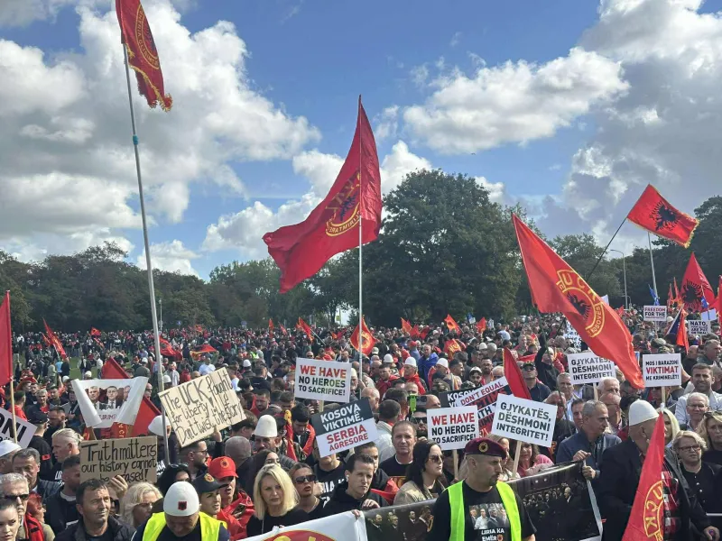 Shqiptarët protestojnë edhe para Gjykatës Speeciale, policia holandeze ruan objektin