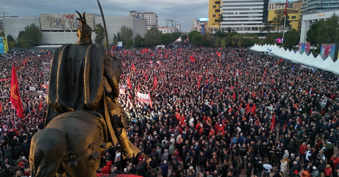 Edi Rama publikon foto nga protesta në Tiranë