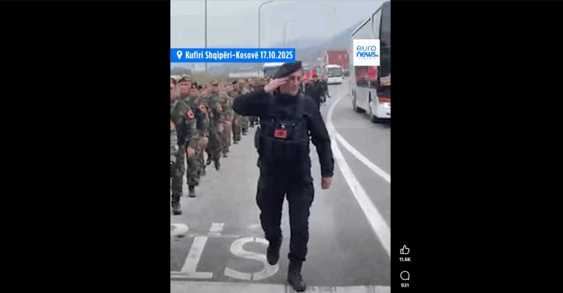 Qindra ish-luftëtarë të UÇK-së në pikën kufitare mes Shqipërisë dhe Kosovës duke parakaluar me simbolet e Ushtrise Çlirimtare të Kosovës