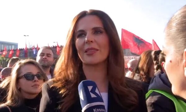 Çitaku në protestën për ish-krerët e UÇK-së: Jam këtu si shqiptare, jo si zyrtare politike e partiake