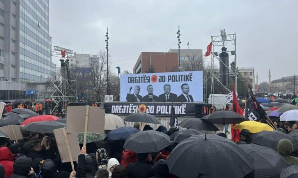 Qytetarët nisin të mblidhen për marshin “Drejtësi, jo politikë”