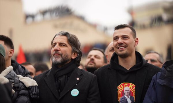 Rama ndan foto me Endrit Thaçin nga Marshi për Drejtësi: Të bashkuar për drejtësi, shtet e për kombin tonë