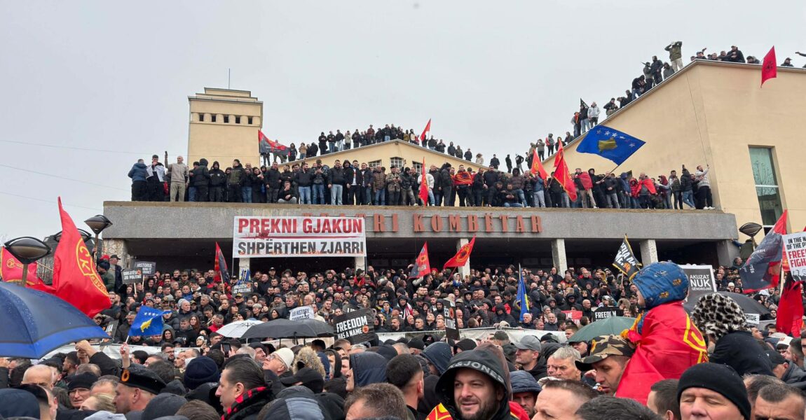 “Liri për çlirimtarët” – Qytetarët mbushin sheshin “Skënderbeu”, kërkojnë drejtësi