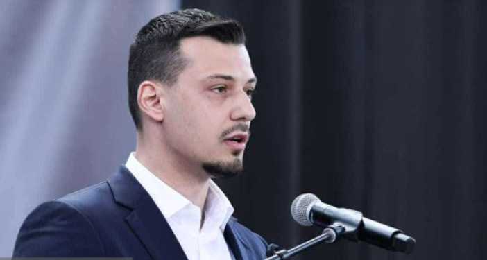 Një ditë pas deklaratave përmbyllëse në Hagë, djali i Hashim Thaçit: Faleminderit që na mbështetët dhe nuk heshtët