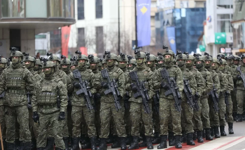 Parakalimi i Ushtrisë dhe Policisë së Kosovës përmes fotografive
