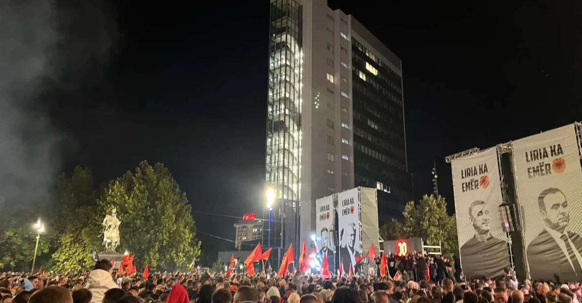 Ermal Fejzullahu, Alban Dudushi e Korab Shaqiri sonte në natën e 15-të të protestës “Jo në emrin tim”