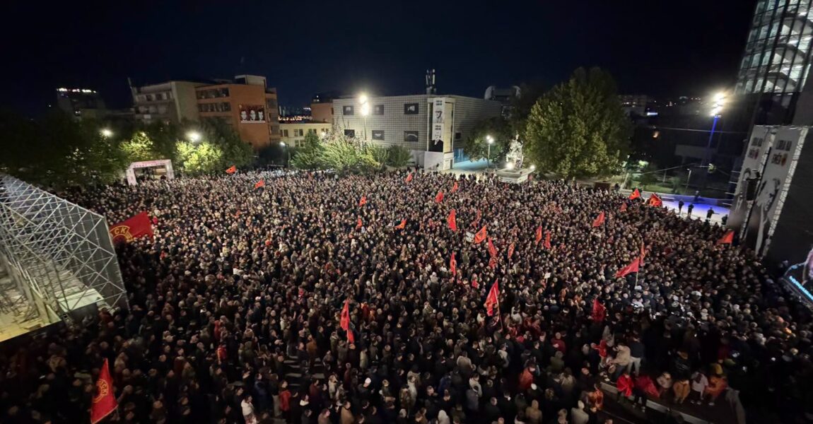 Qytetarët “nuk lodhen” – mblidhen masivisht në kryeqytet në protestë për çlirimtarët Nata e 11-të