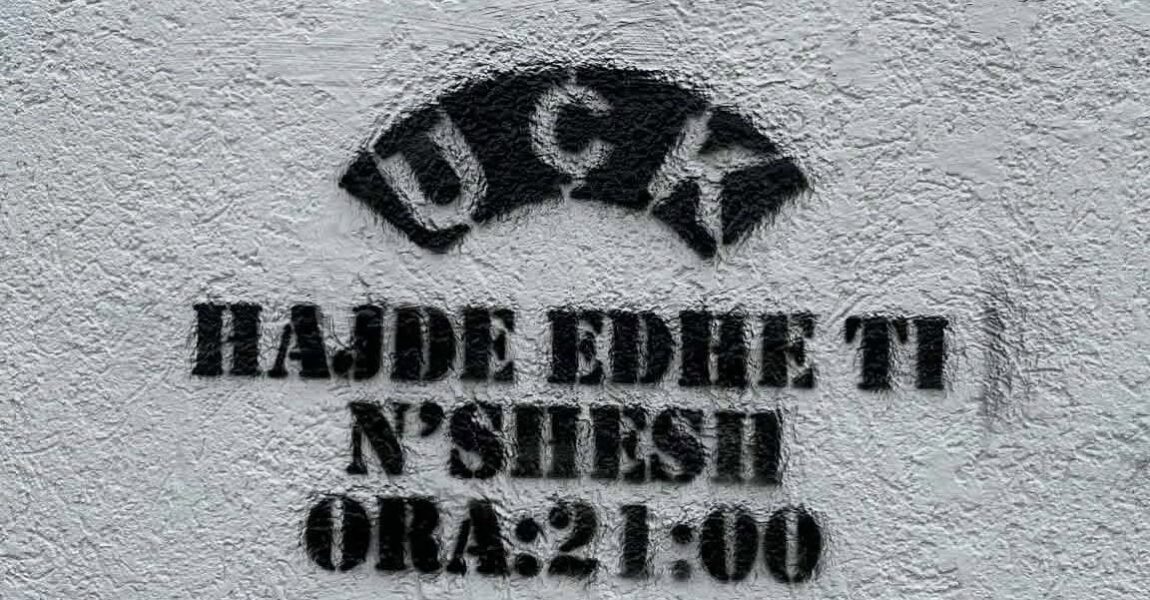 “Hajde edhe ti në shesh”, grafite në Prishtinë me thirrje për protestën e orës 21:00