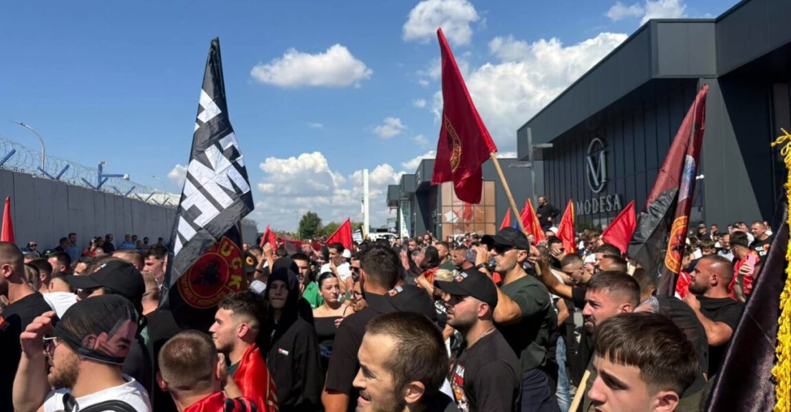 Qytetarë të revoltuar gjuajnë me gurë e shishe te EULEX-i pasi Gjykata i dënoi krerët e UÇK