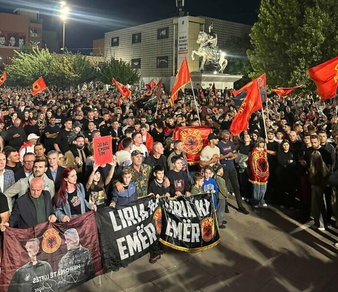 Ledri Vula dhe Bekim Shyti sonte i drejtohen masës në protestën “Jo në emrin tim”