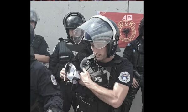 Momenti kur polici i njësisë speciale palos flamurin e UÇK-së dhe e vendos brenda uniformës
