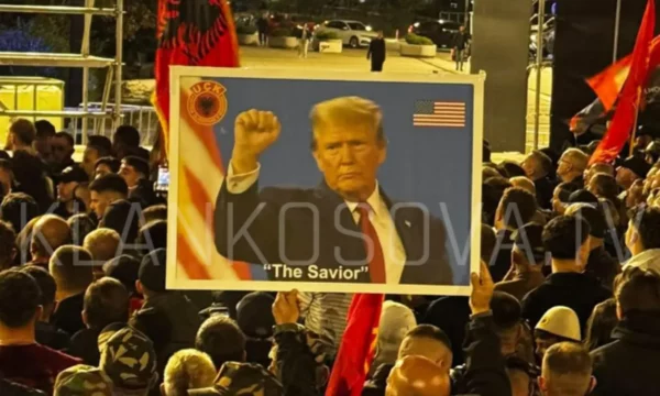 Nata e 15’të e protestës në shesh, shfaqet edhe portreti i Donald Trump: Shpëtimtari