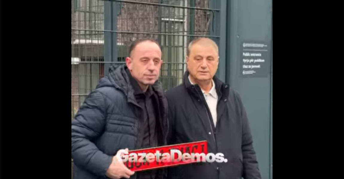 “UÇK, H THAÇI”, vëllai i ish-presidentit të Kosovës fotografohet me qytetarët në hyrje të Gjykatës