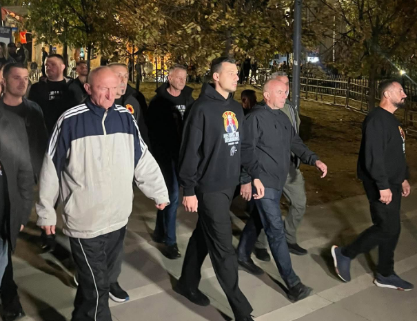 Protestuesit rrethojnë Kuvendin, mes tyre bashkohet edhe Endrit Thaçi