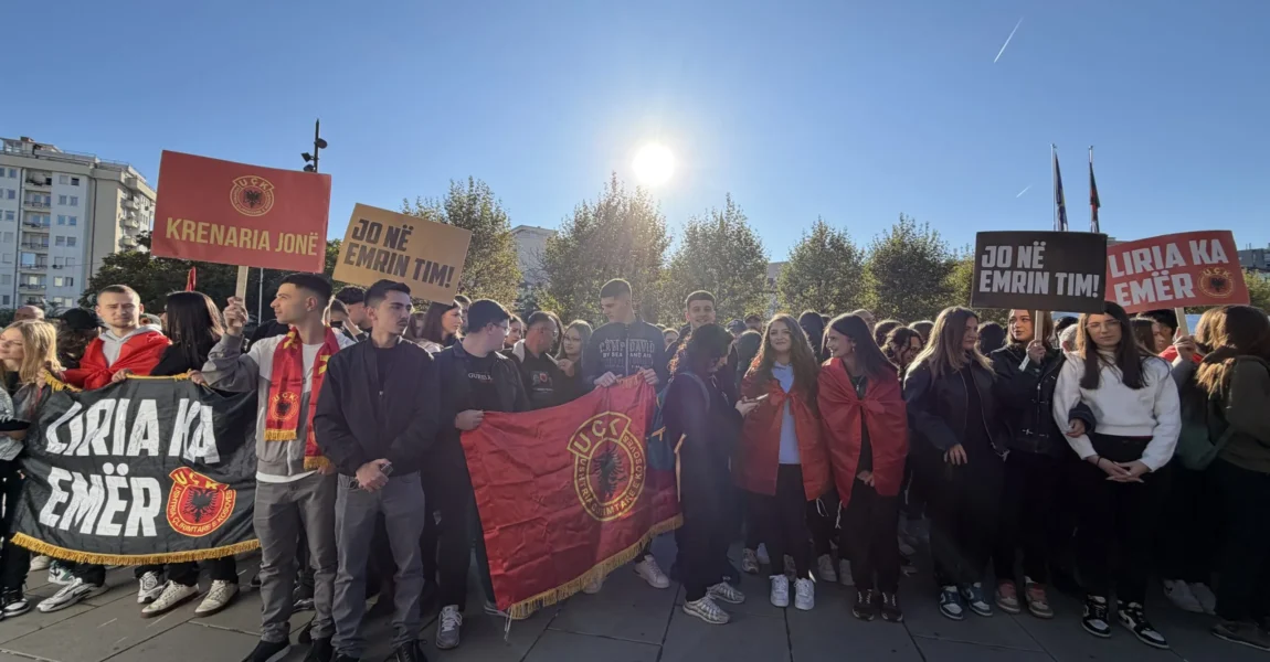 GJIMNAZISTËT ME UÇK Nxënësit e shkollave të mesme të Prishtinës në ballë të protestës