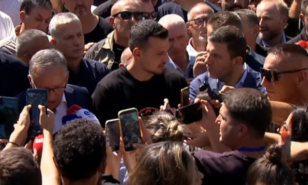 Endrit Thaçi merr pjesë edhe në protestën e sotme