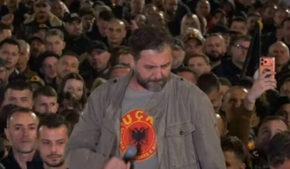 Aktori Kushtrim Sheremeti pjesë e natës së 13-të të protestës “Jo në emrin tim”, këta janë folësit e tjerë
