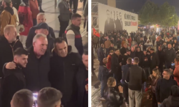 Nata e 10 e protestës, qytetarët mblidhen në sheshin e Prishtinës kundër dënimit të ish-krerëve të UÇK’së, shihet edhe Fatmir Limaj
