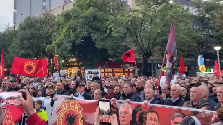 Protestë në Mitrovicë: Të gjithë për një dhe një për të gjithë për çlirimtarët