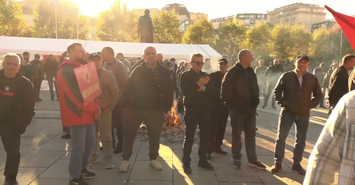 VOTONI LIGJIN Qytetarët çelin mëngjesin para Kuvendit