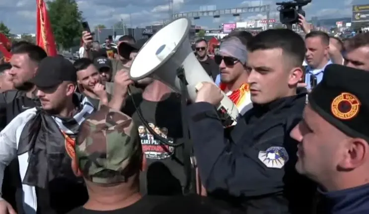 “Shkojmë në shesh”, protestuesit largohen nga objekti i EULEX-it