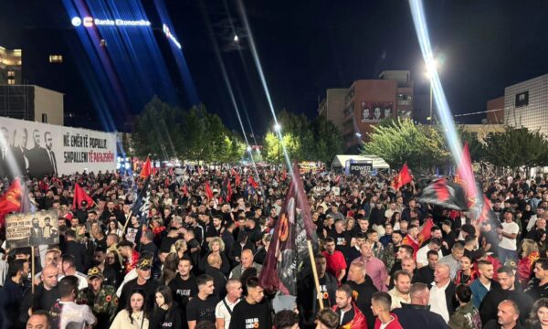 Dita e katërt e protestës, sheshi plot qytetarë kundër vendimit të Hagës