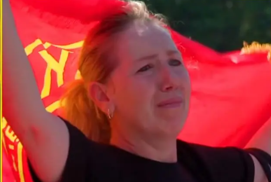 Qytetarja me lot në sy në protestën gjithëpopullore në Prishtinë