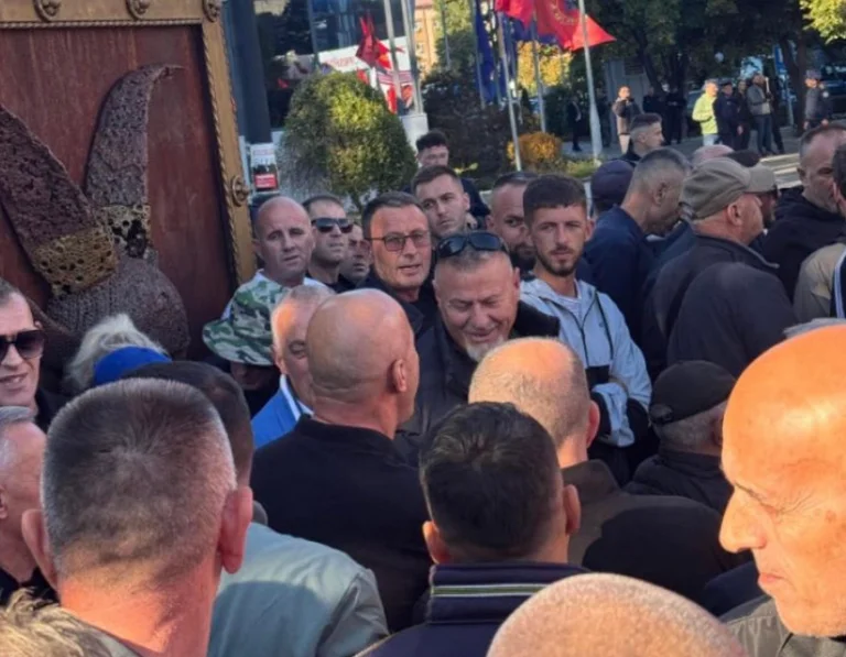 Ramush Haradinaj mbërrin në protestën e madhe kundër aktgjykimit të Hagës
