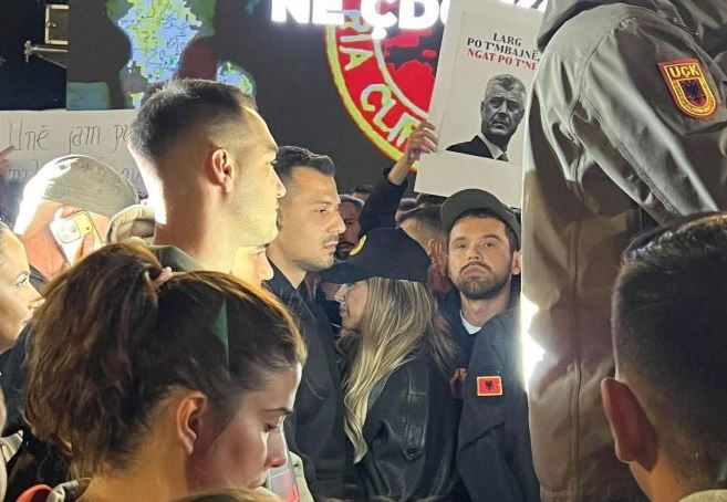 Yll Limani mysafir në natën e tetë të protestës “Jo në emrin tim”: Flasin Leonora Jakupi dhe Resul Sinani